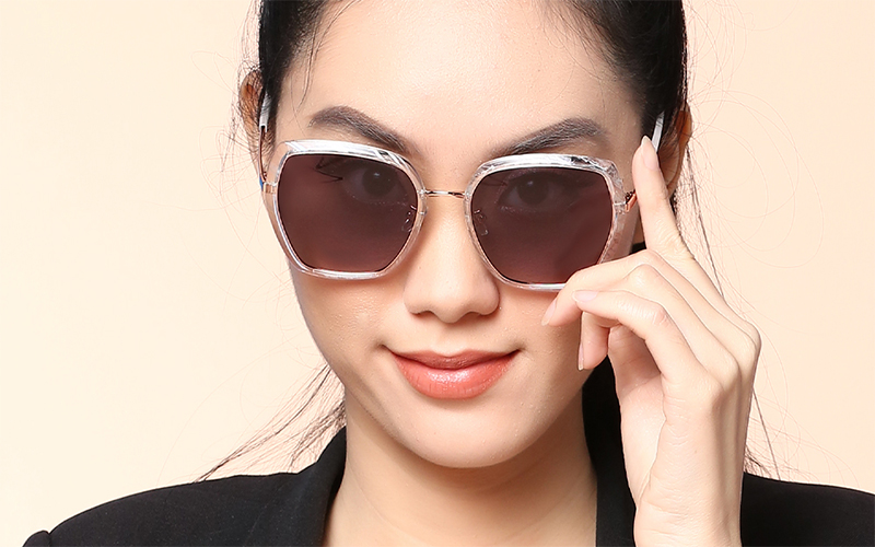 Mắt kính gọng vuông là một phụ kiện thời trang rất đáng sở hữu