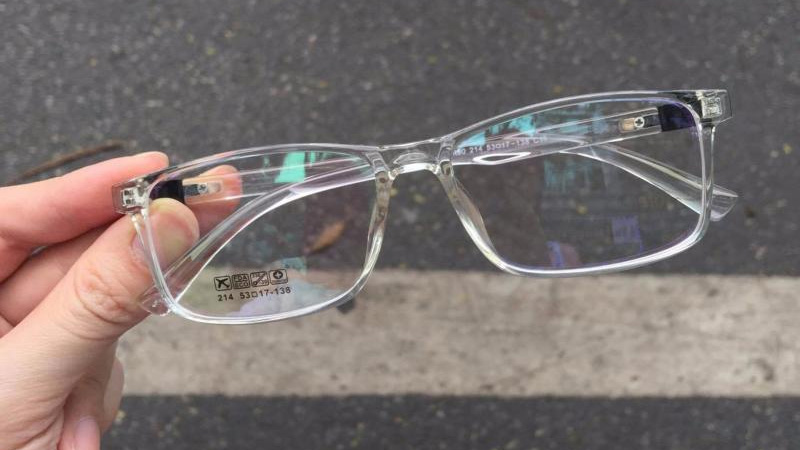 K&iacute;nh gọng nhựa c&oacute; chất liệu bền nhẹ, gi&aacute; th&agrave;nh phải chăng