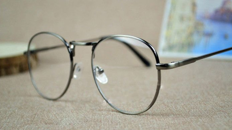 Nhựa, Kim loại và Titan là 3 chất liệu gọng kính phổ biến trên thị trường