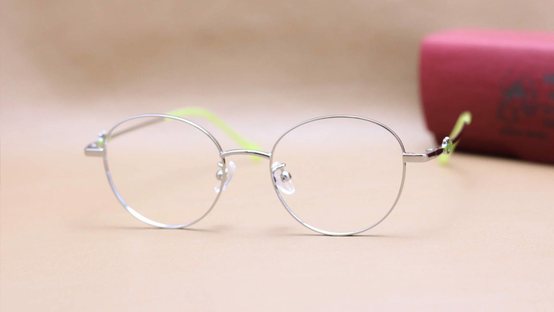 Bạn nên lưu ý chọn kính phù hợp với khuôn mặt