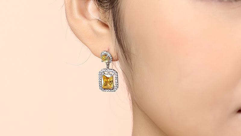 Bông tai mặt vuông đính đá sang trọng