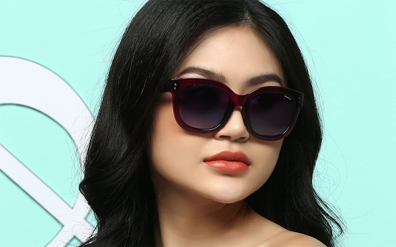 Kính có chi tiết đầu đinh tán hình thoi tạo điểm nhấn cho khuôn mặt