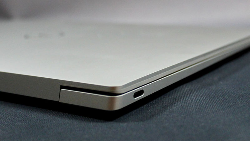 Tr&ecirc;n laptop XPS 13 Plus chỉ được trang bị hai cổng kết nối 