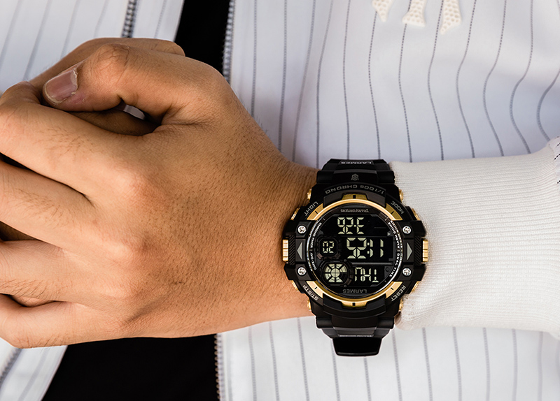 Đồng hồ đen - v&agrave;ng năng động, hiện đại