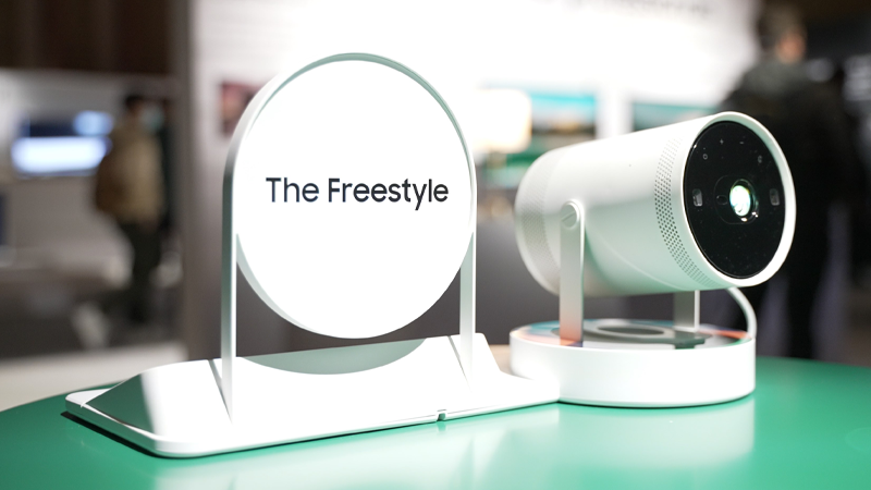 Máy chiếu mini Freestyle có thể căn chỉnh 180 độ