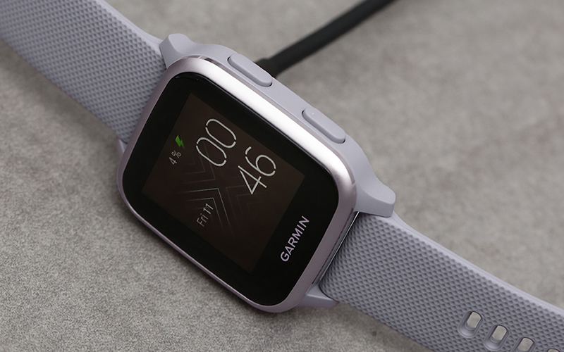 Đồng hồ th&ocirc;ng minh m&agrave;u t&iacute;m 