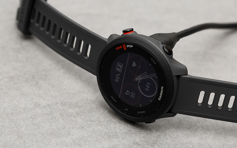 Đồng hồ th&ocirc;ng minh mặt tr&ograve;n m&agrave;u đen thể thao