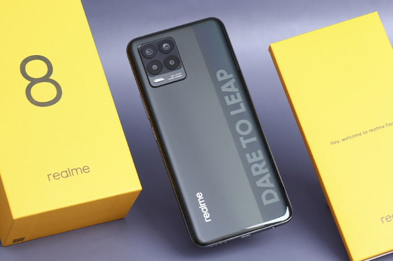 Realme 8 gây ấn tượng với trọng lượng chỉ 177 g