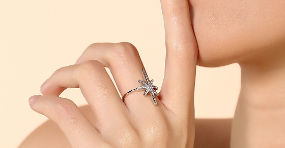 Top 8 mẫu nhẫn hình hoa tuyết cho nữ tinh tế, ấn tượng nhất 2022