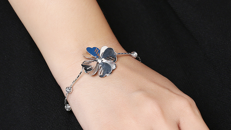 Lắc tay sợi mảnh hình hoa mềm mại, tinh tế 