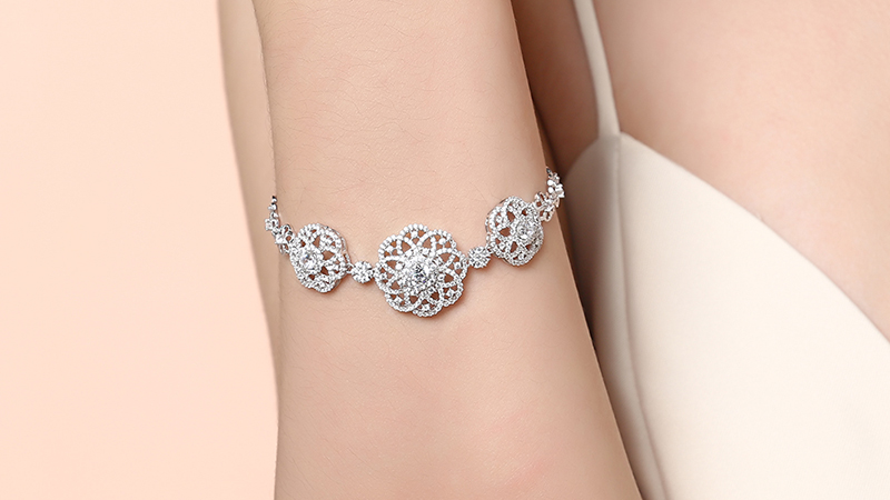 Lắc tay đính đá hình hoa trẻ trung, duyên dáng 