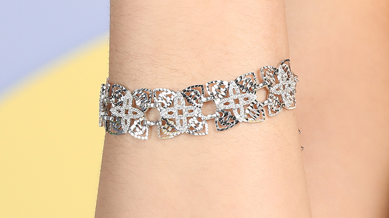 Lắc tay hình hoa sang trọng, tinh tế 