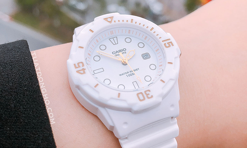  Khung viền nhựa PC gọn nhẹ, hạn chế hư hỏng