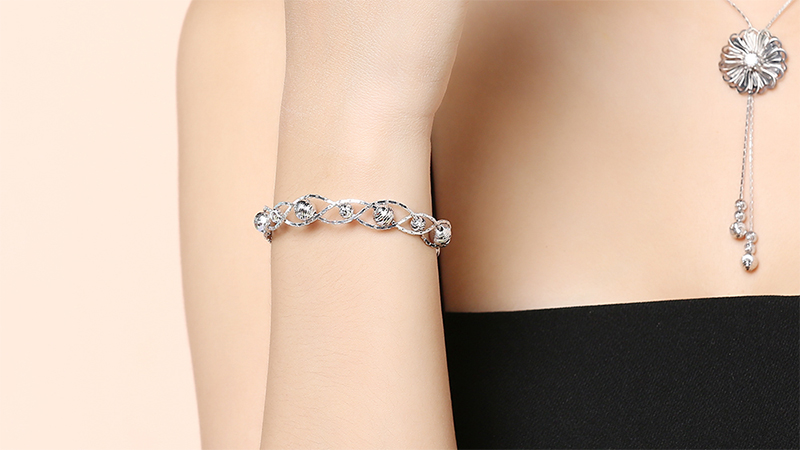 Lắc tay có thiết kế sang trọng, xinh xắn