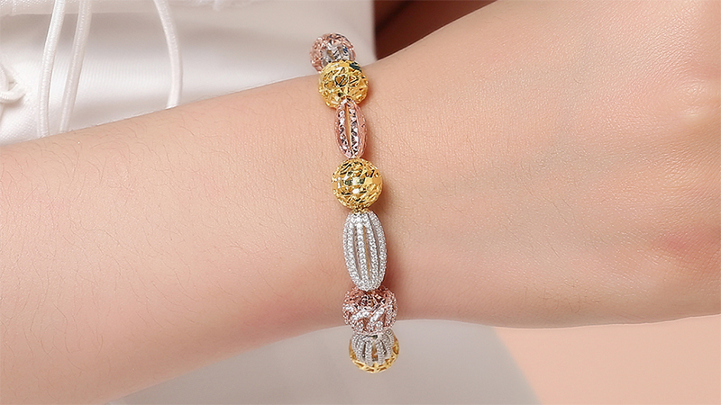 Làm tăng thêm vẻ lộng lẫy cho trang phục