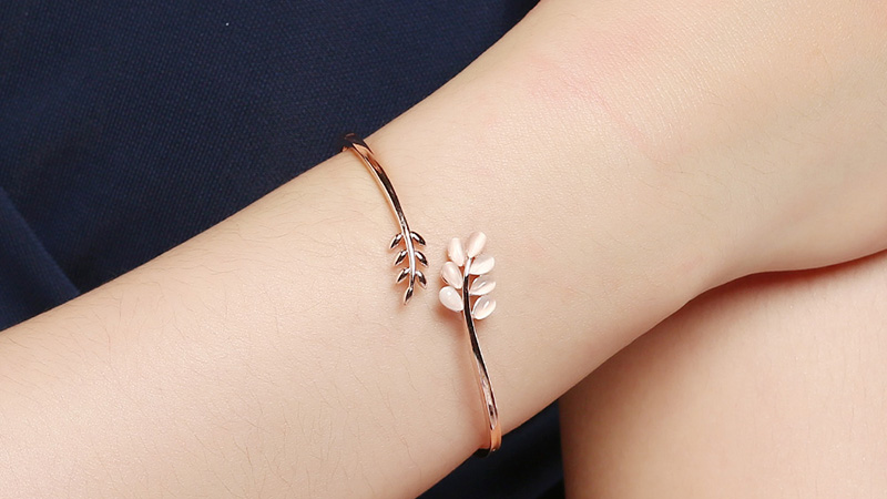 Thiết kế v&ograve;ng tay đặc biệt ấn tượng, nổi bật với c&aacute;c họa tiết mang h&igrave;nh d&aacute;ng tinh tế