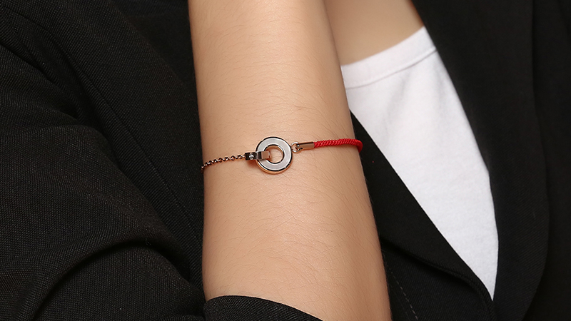 Thiết kế v&ograve;ng tay AVJ.T000069.00 đơn giản nhưng lại l&agrave;m nổi bật l&ecirc;n sự trẻ trung 