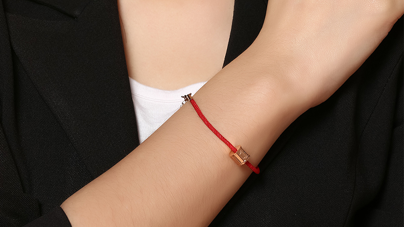 Thiết kế của v&ograve;ng tay l&agrave; sự kết hợp độc đ&aacute;o giữa phong c&aacute;ch truyền thống v&agrave; hiện đại