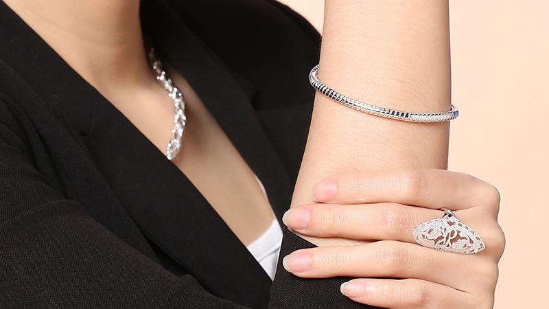 K&iacute;ch thước của v&ograve;ng tay ảnh hưởng đến sự thoải m&aacute;i của c&aacute;c bạn nữ khi đeo