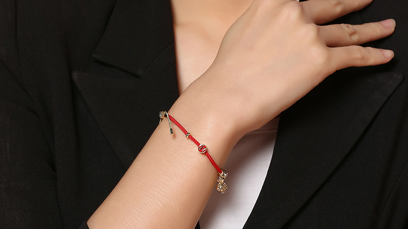 Phong thủy l&agrave; một điều đ&aacute;ng quan t&acirc;m khi chọn mua v&ograve;ng tay cho bạn g&aacute;i