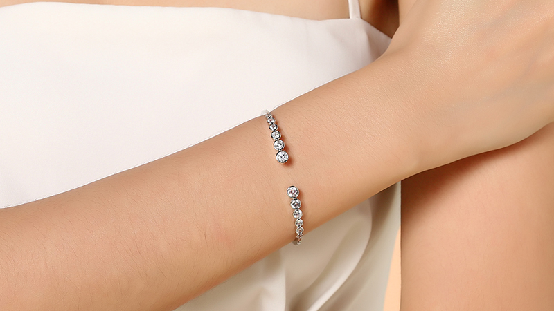 Thiết kế v&ograve;ng tay AVJ.B000150.00 nổi bật với c&aacute;c đường n&eacute;t trẻ trung