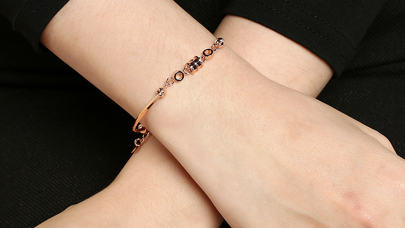 V&ograve;ng tay AVJ.T000073.00 được thiết kế trang nh&atilde;, thanh lịch với m&agrave;u v&agrave;ng cuốn h&uacute;t 