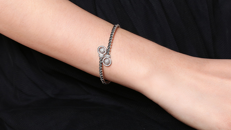 Chiếc v&ograve;ng tay AVJ.B000013.00 sở hữu những hạt tr&ograve;n m&agrave;u bạc sang trọng