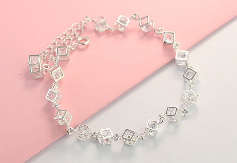 Tặng bạn gái lắc tay đính đá vào ngày Valentine