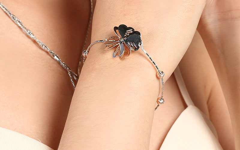 Lắc Tay AvaJi AVJ.B000033 điểm nhấn hoa tại trung tâm vòng