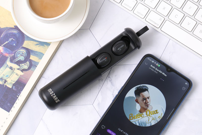 Hộp sạc của Mozard AT5 có dung lượng 360 mAh có thể sạc pin cho hai tai nghe nhiều lần