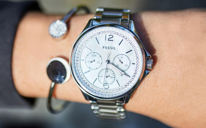Fossil ES4778 là mẫu đồng hồ nữ 38 mm rất phù hợp cho những cô nàng có cổ tay to