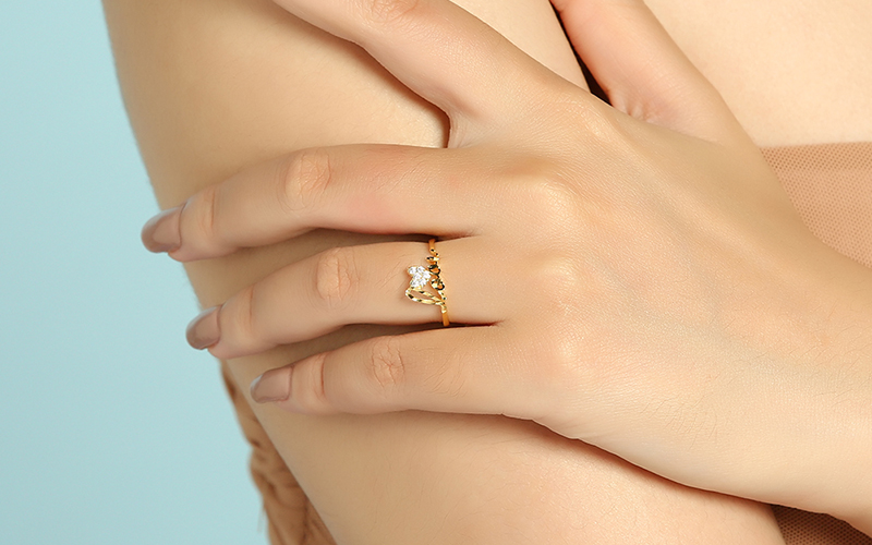 Nhẫn nữ có chữ Love mềm mại, tinh tế