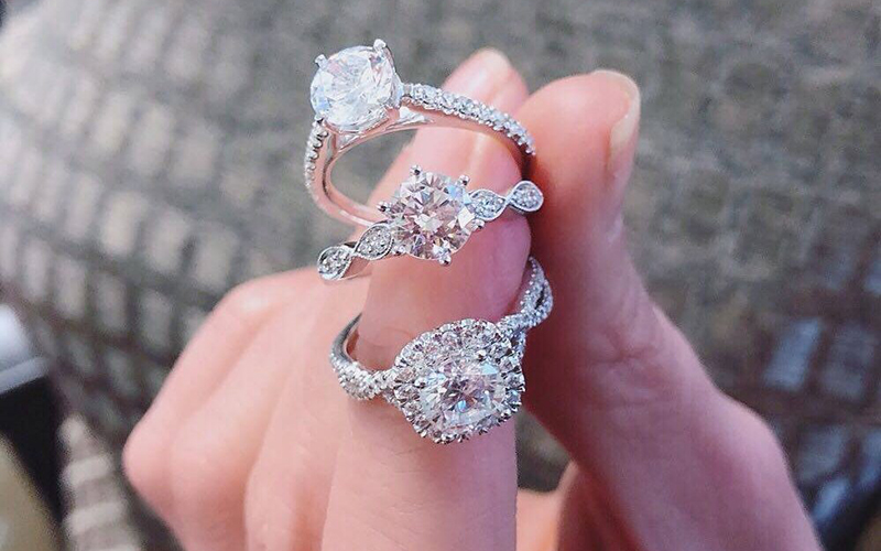 Bạn có thể lựa chọn nhẫn tùy thuộc theo phong cách và hoàn cảnh đeo