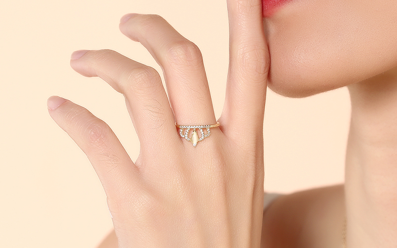 Nhẫn hình vương miện tinh tế