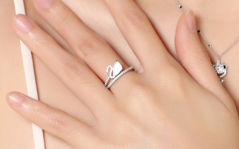 Nhẫn hình thiên nga độc đáo
