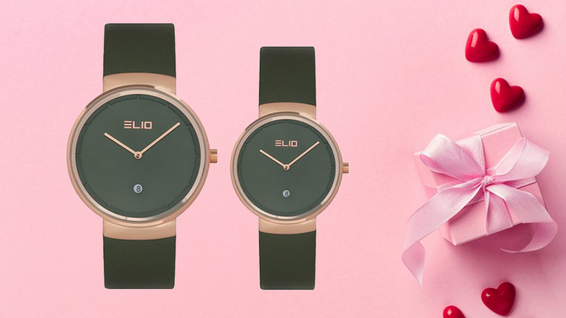 Đồng hồ đ&ocirc;i Elio EL066-01/EL066-02 được bao bọc bởi một m&agrave;u xanh r&ecirc;u đậm