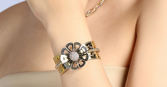 Top 6 mẫu vòng tay bạc mạ vàng sang trọng, quý phái nhất cho nữ