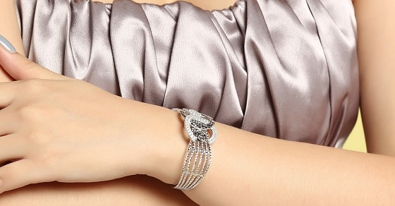 Top 7 mẫu vòng tay hở hai đầu đơn giản, tinh tế nhất cho bạn nữ