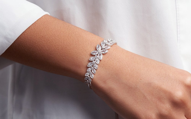 Chọn lắc tay dựa theo trang phục