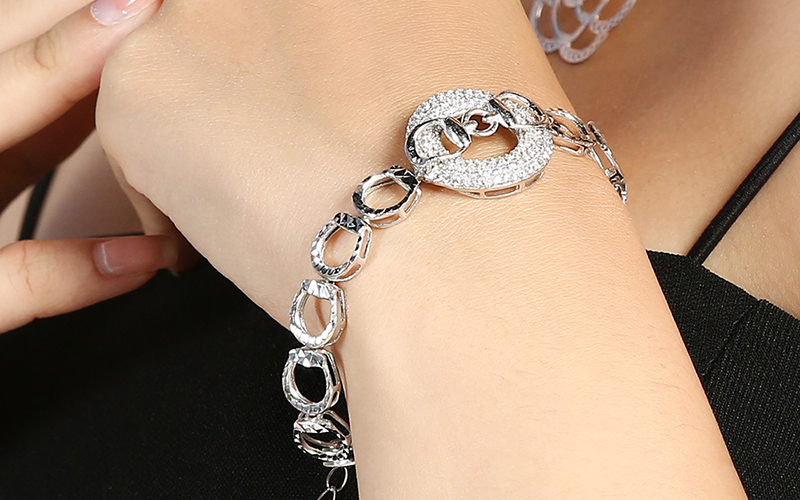 Lắc tay nữ dạng chuỗi có mặt đính đá