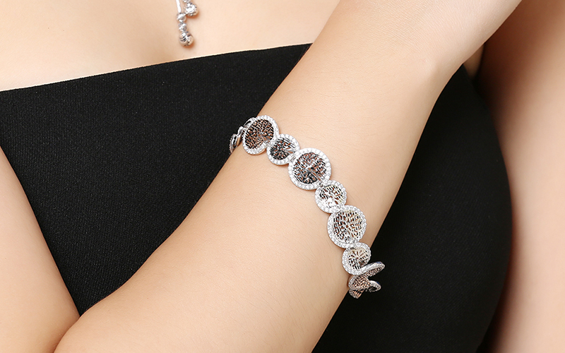 Lắc tay gồm nhiều vòng tròn lớn - nhỏ xen kẽ