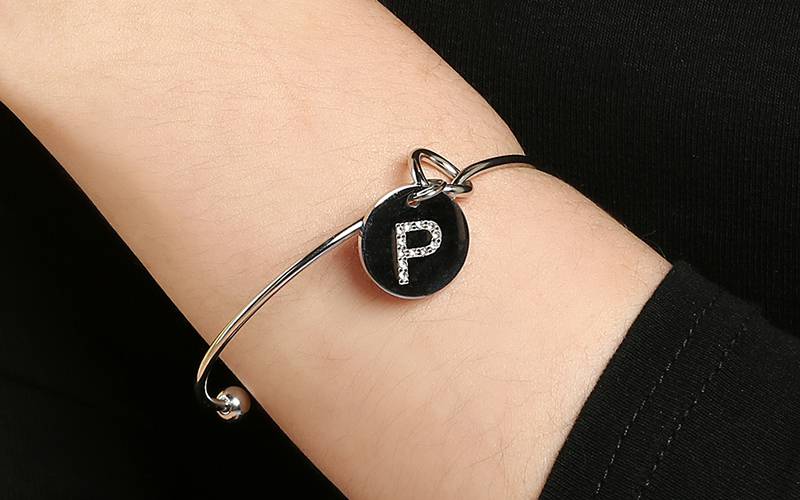 Vòng tay nữ chữ P đơn giản 