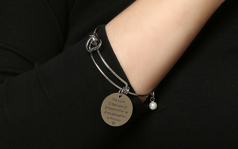 Vòng tay nữ mặt tròn với dòng chữ ý nghĩa về gia đình 