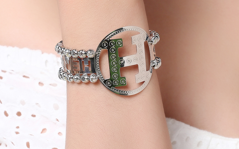 Vòng tay bản to chữ H nổi bật