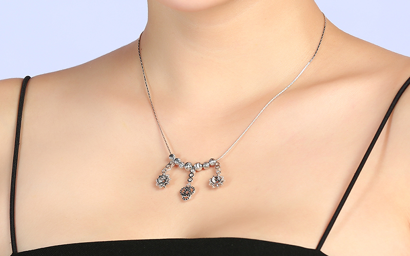 D&acirc;y chuyền hạt ch&acirc;u với 3 mặt h&igrave;nh hoa