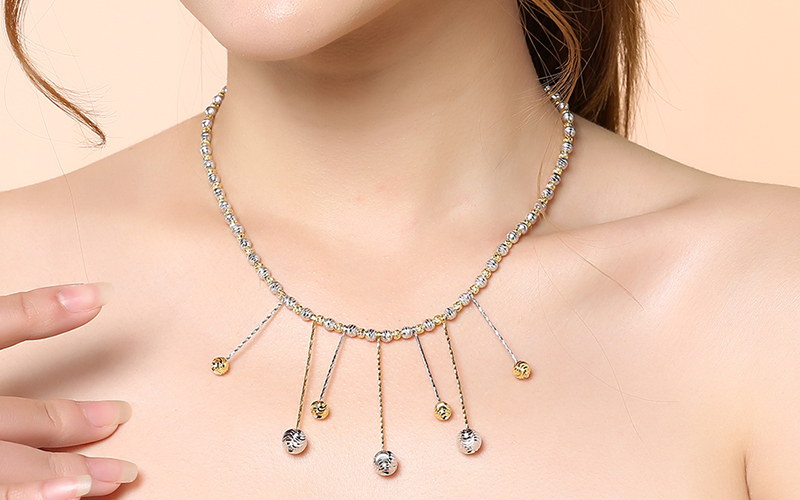 D&acirc;y chuyền gồm nhiều hạt ch&acirc;u c&aacute; t&iacute;nh