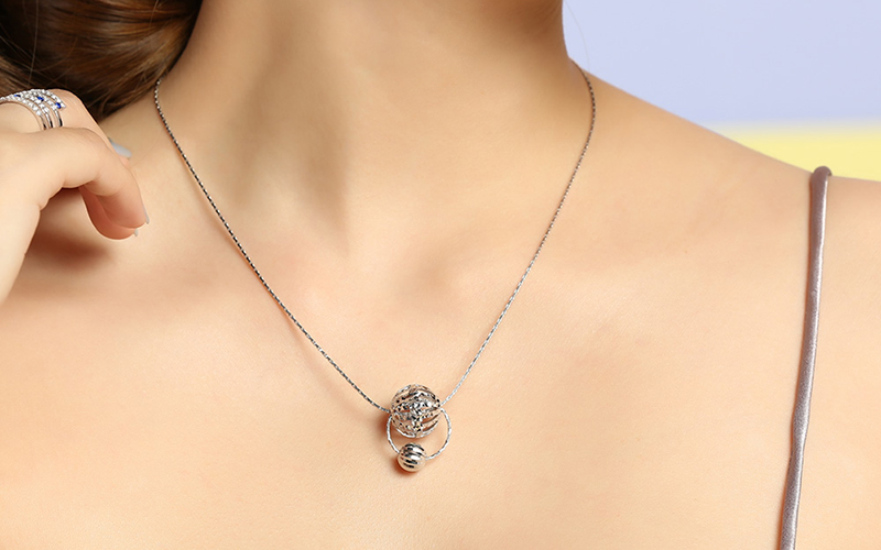 D&acirc;y chuyền c&oacute; mặt tr&aacute;i ch&acirc;u v&agrave; v&ograve;ng tr&ograve;n