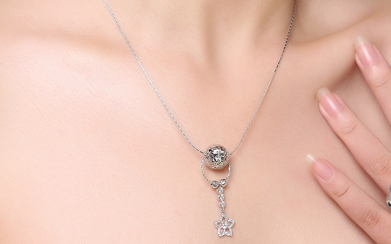 D&acirc;y chuyền hạt ch&acirc;u kết hợp với h&igrave;nh hoa