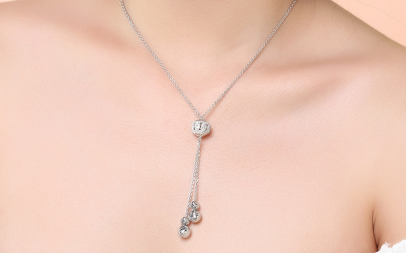 D&acirc;y chuyền hạt ch&acirc;u đ&iacute;nh đ&aacute; sang trọng 