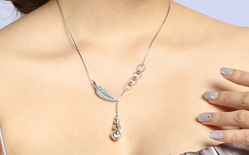 D&acirc;y chuyền hạt ch&acirc;u kết hợp với chiếc l&aacute; v&agrave; v&ograve;ng tr&ograve;n